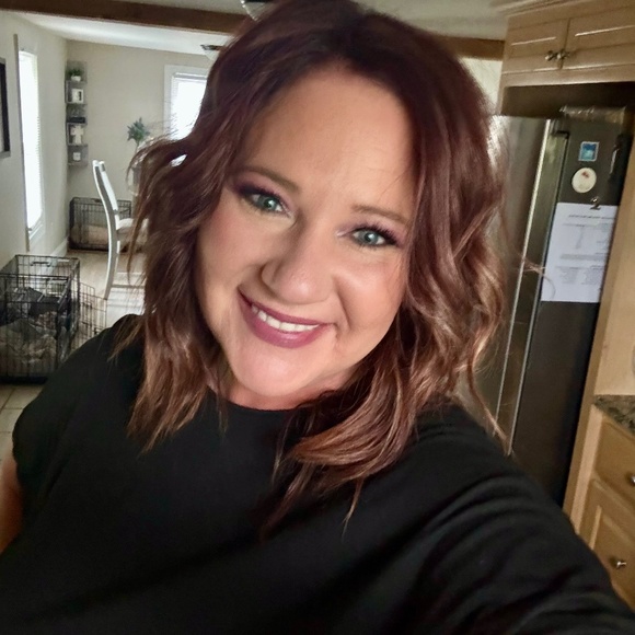 Meet your Posher, Tiffany - Picture 1 of 2